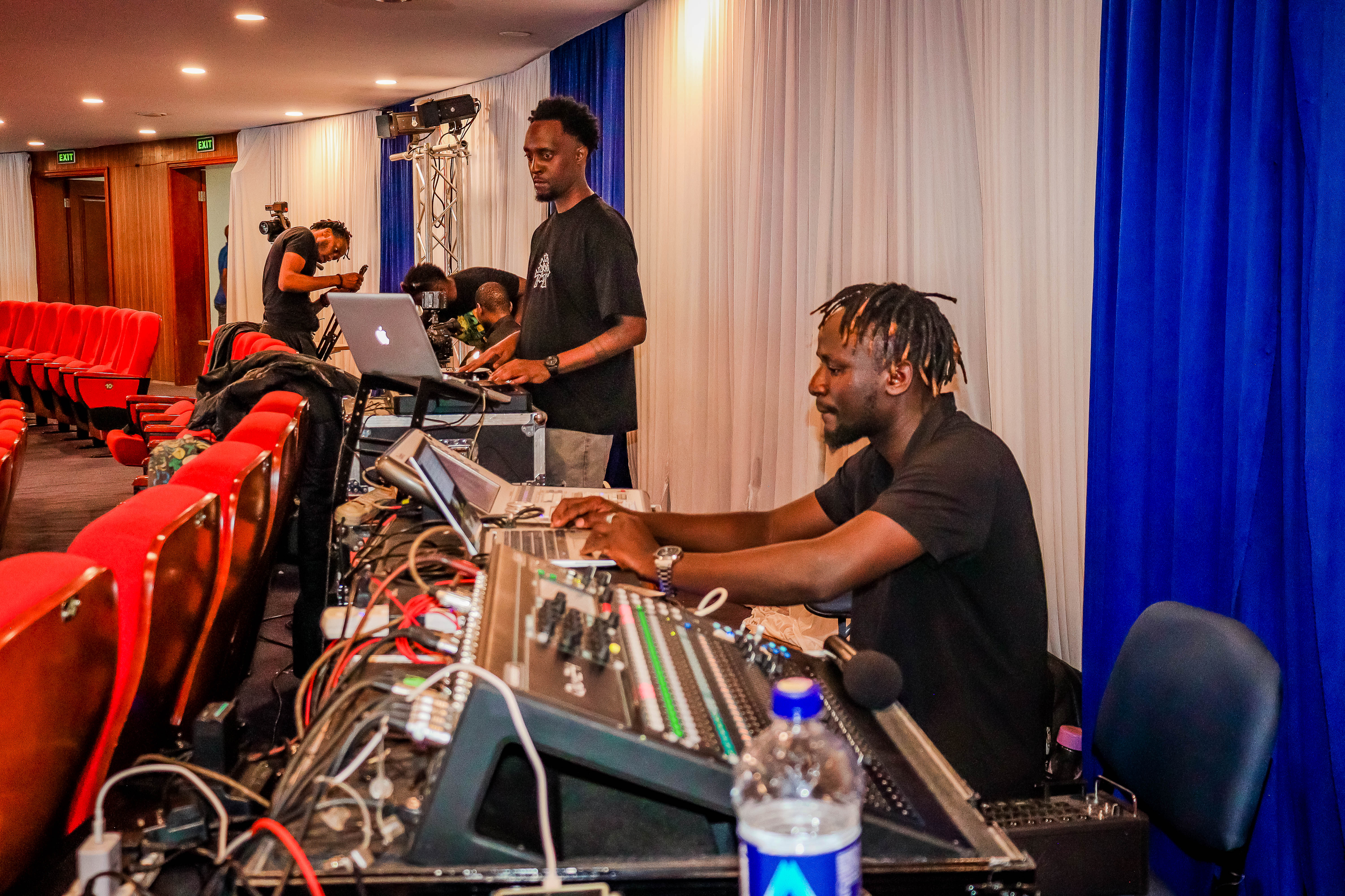DJ